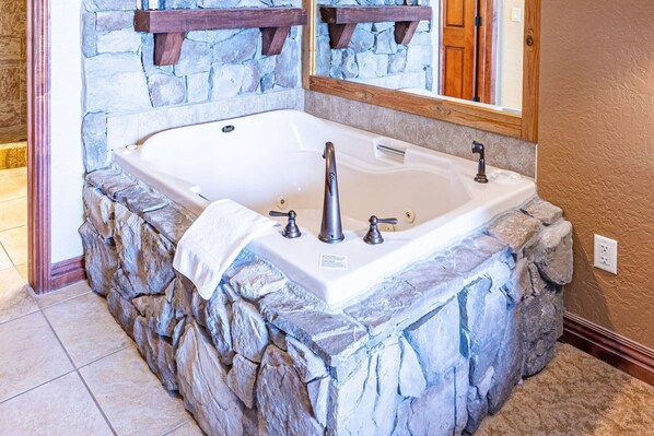 Ensemble douche/baignoire, baignoire à jets, sèche-cheveux