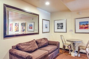 TV, books, stereo - Shared Hot Tub + Fire Pit: Tucson Casita By Hiking (Tucson)