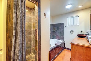 Rainfall showerhead, free toiletries, hair dryer, towels - Shared Hot Tub + Fire Pit: Tucson Casita By Hiking (Tucson)