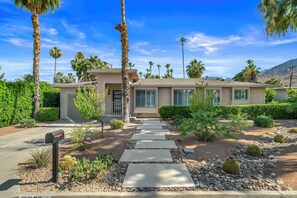 Exterior - Fun In The Sun - 3 Bed 3 Bath Home (Palm Springs)