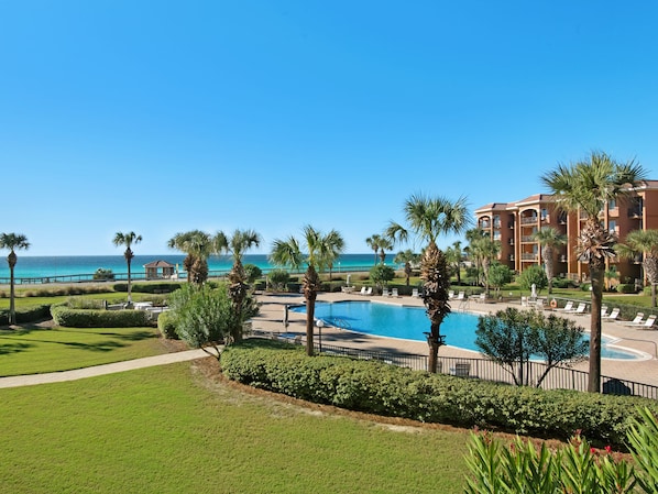 Pool - Beach Views, Two Balconies, Gorgeous Condo, Free Beach Chair Service (Miramar Beach)