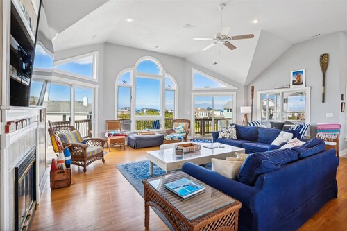 V1233- Beautiful! 5 BRs, Private Pool, Hot Tub, Pool Table and Dog Friendly!