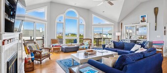 V1233- Beautiful! 5 BRs, Private Pool, Hot Tub, Pool Table and Dog Friendly!