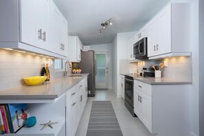 Kylskåp, mikrovågsugn, ugn och spishäll