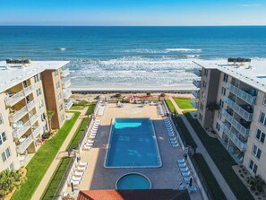 A heated pool - Surfs up in this Cute 2bed/2ba condo! Ocean view! No drive Beach in NSB (New Smyrna Beach)