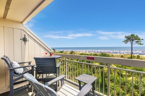 Property grounds - 312 Breakers: Sleeps 4, Free Bikes, Pool, Oceanfront (Hilton Head Island)
