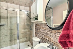 Kostenlose Toilettenartikel, Haartrockner, Handtücher