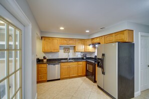 Fridge, microwave, stovetop, dishwasher - Gulfport Condo w/ Private Balcony - Walk to Beach! (Gulfport)