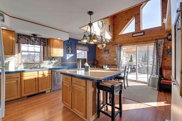 Réfrigérateur, micro-ondes, plaque de cuisson, lave-vaisselle