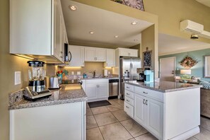 Fridge, microwave, stovetop, dishwasher - Ocean-View Kihei Condo w/ Pool Access! (Kihei)