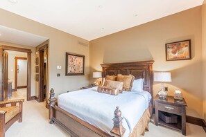 3 室のベッドルーム、WiFi (無料)、ベッドシーツ