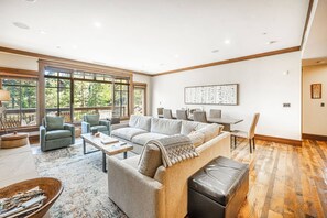 Smart-TV, Kamin, Stereoanlage