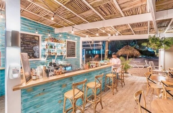 Bar (on property) - Playa Turquesa K403LO_200Mbps_Private Beach Access_Rooftop (Bavaro-Punta Cana)