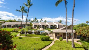Ein Resort mit mehreren Gebäuden, einem Pool und gepflegten Gärten.
