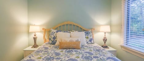 2 Schlafzimmer, Betten mit Memory-Foam-Matratzen, Bügeleisen/Bügelbrett