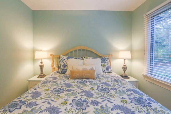 2 makuuhuonetta, memory foam -patjalliset sängyt, silitysrauta/-lauta