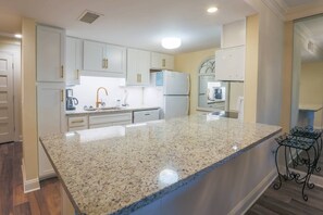 Frigorífico, microondas, lavavajillas y cafetera o tetera