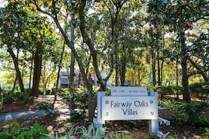 Schild für Fairway Oaks Villas, das einen Ort im Bereich Sea Elder Court angibt.