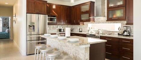 Een koelkast, een microgolfoven, een oven, een kookplaat