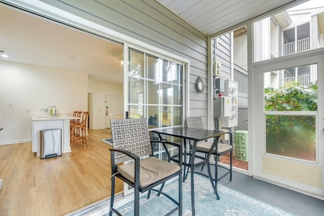 Dining. Sunset Beach Retreat - Monthly Rentals Welcome!