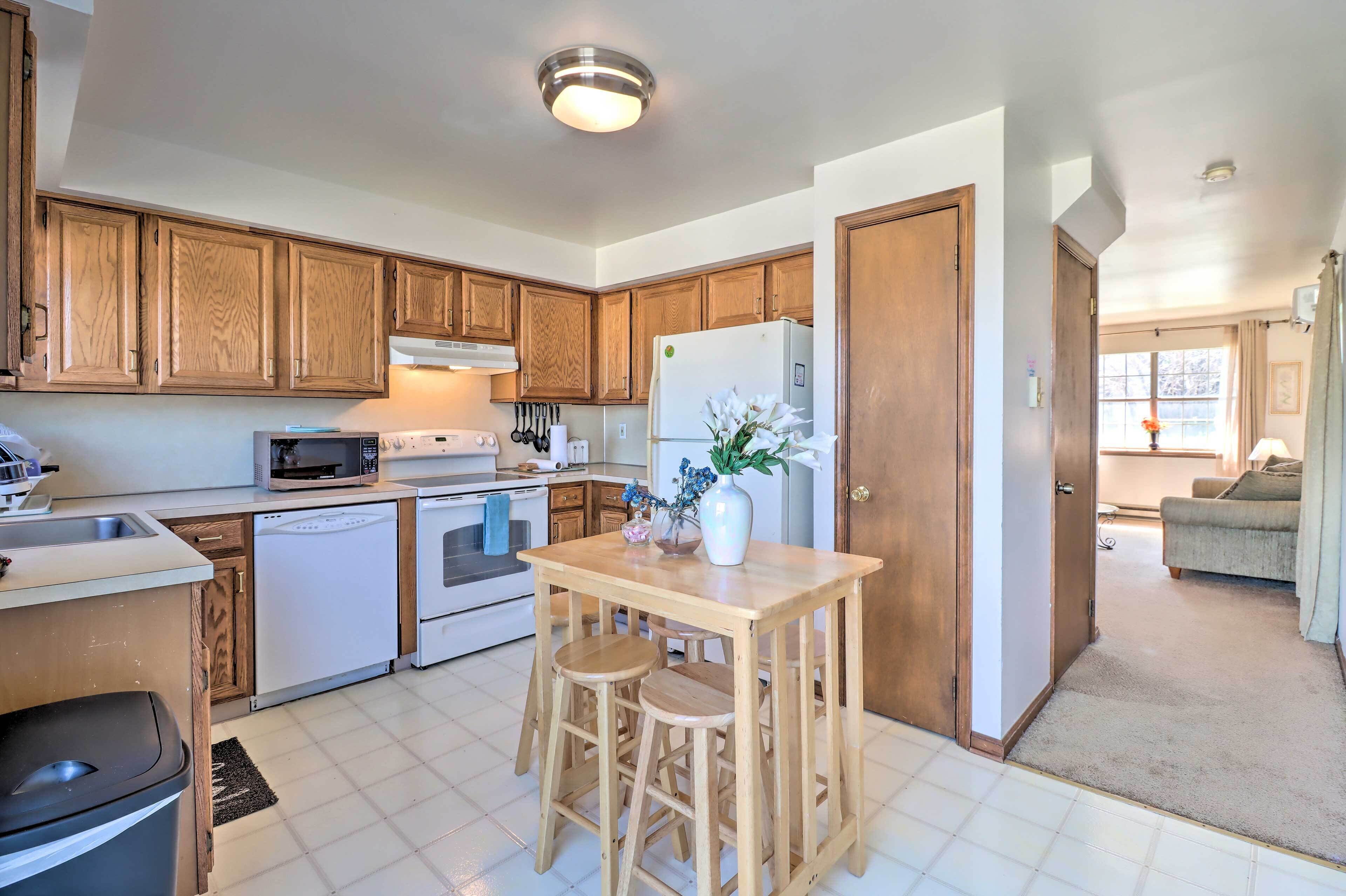 Coffee/tea maker, fridge, microwave, stovetop