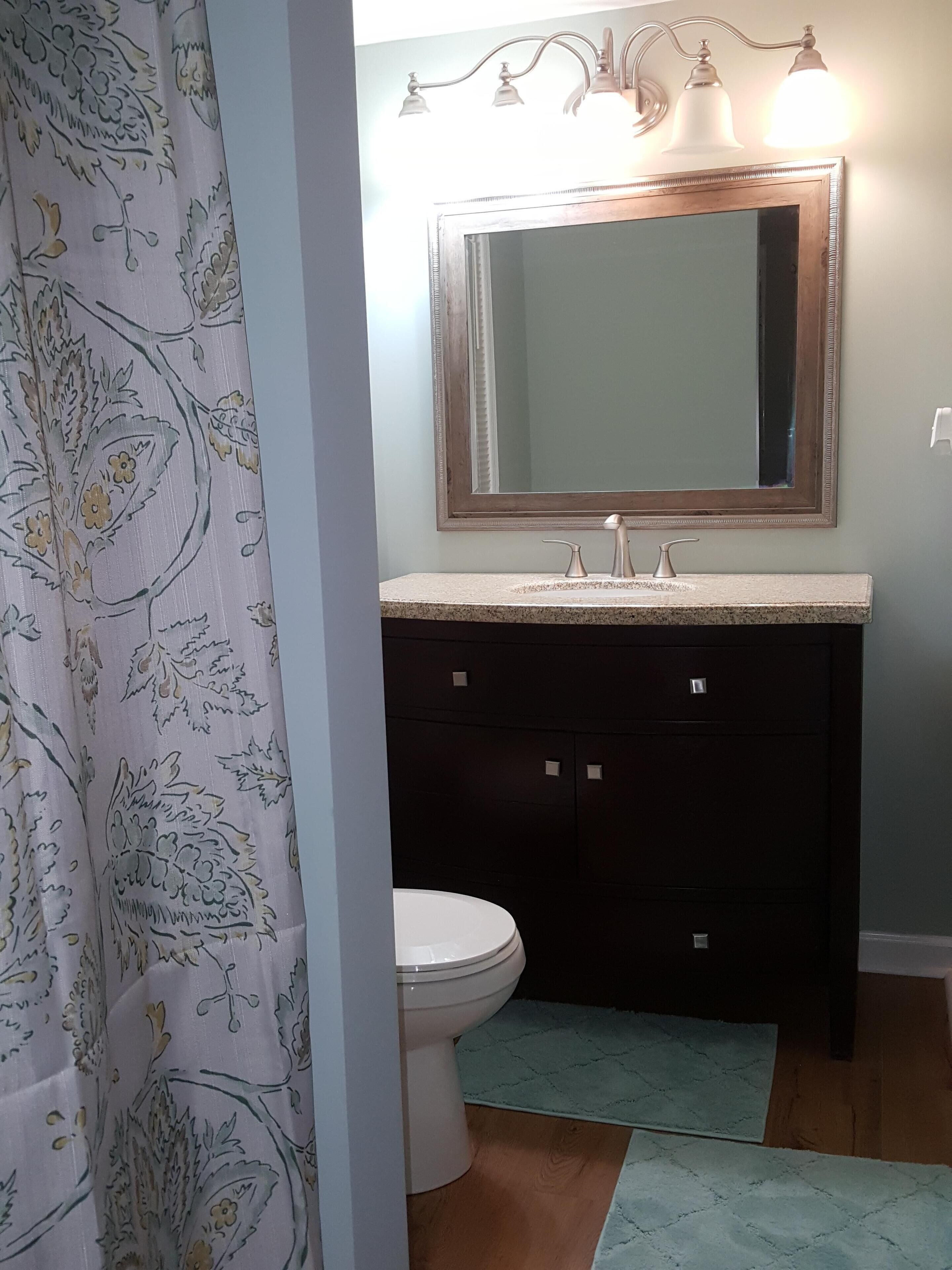 Ensemble baignoire-douche, séchoir à cheveux, serviettes fournies, savon