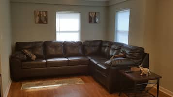 Una televisión de pantalla plana, libros