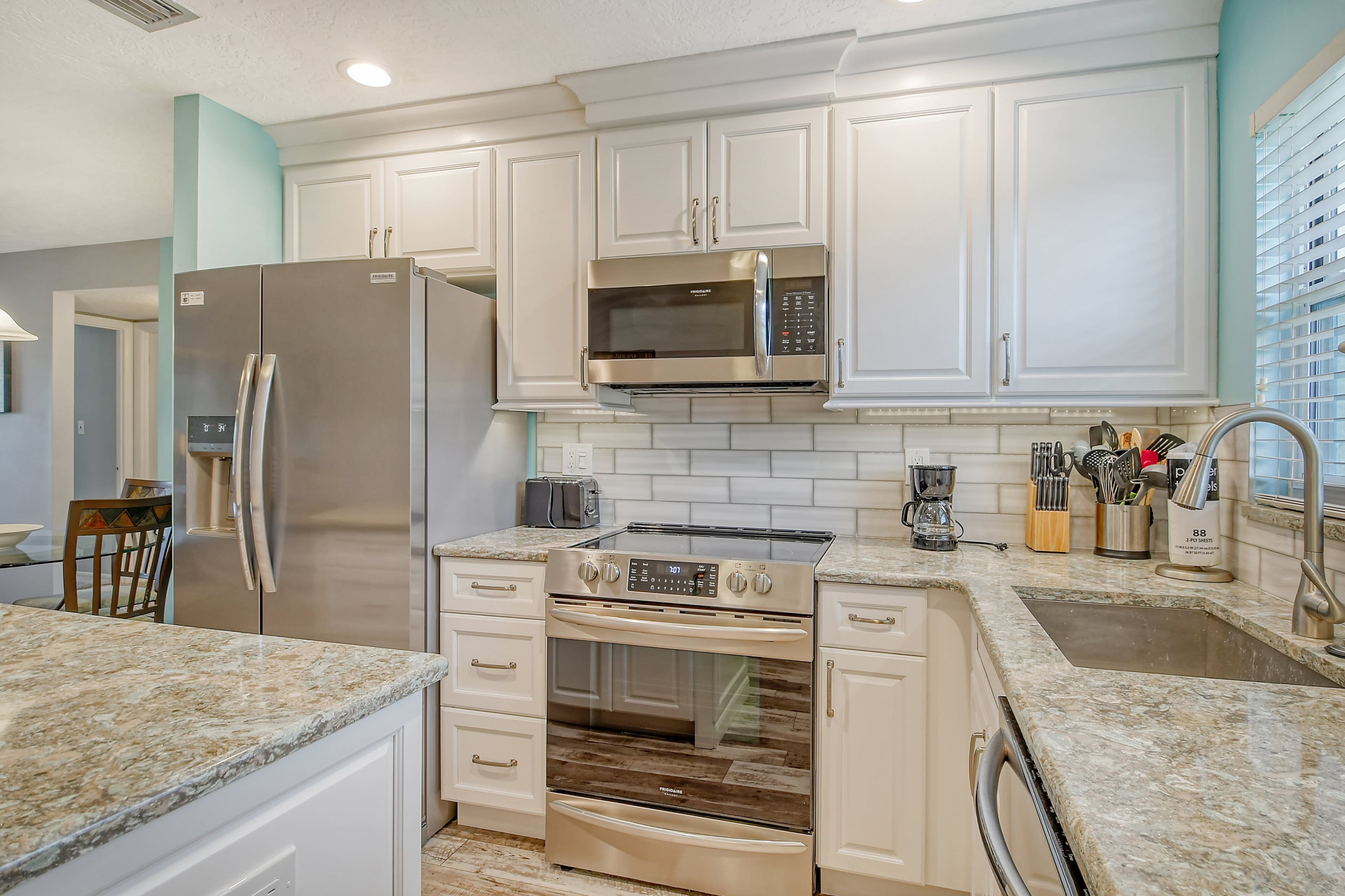 Jääkaappi, mikroaaltouuni, uuni, liesi