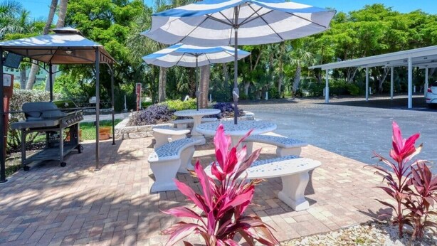 Outdoor dining - Condo#307 Great Siesta Beach View! End unit, See the sunset here for your vacation. (Sarasota)