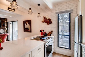 Refrigerador, microondas, horno y parrilla de estufa 