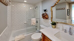 Combined shower/bathtub, towels, toilet paper - Creekside Condo in Downtown Frisco with Hot Tub, Pool & Mountain Views! (Frisco)