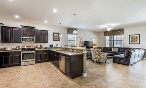 冷蔵庫、電子レンジ、オーブン、コンロ