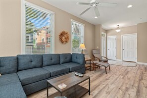 Fernseher, Kamin, DVD-Player, Tischfußball