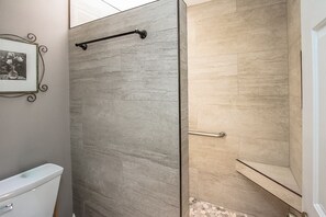 Combined shower/tub, hair dryer, towels