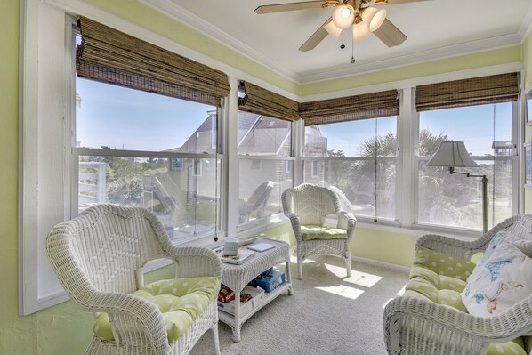 Smart TV, DVD player, books, stereo