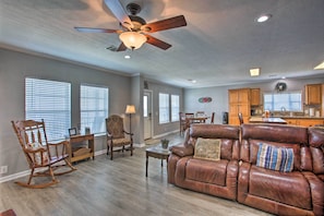 TV, fireplace, DVD player, stereo - Waterfront New Orleans Home w/ Private Dock & Pier (New Orleans)