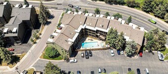 GRATIS skiduthyrning! Ingen bil behövs - 2 min promenad till skidïżœïżœkning och transfer, översta vĂ„ningenhet w Mountain Views!