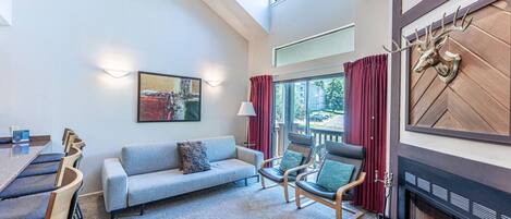 TV, peis, DVD-spiller og stereoanlegg