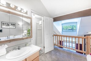 Dusj, hårføner, håndklær og såpe