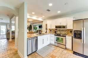 Fridge, microwave, stovetop, dishwasher