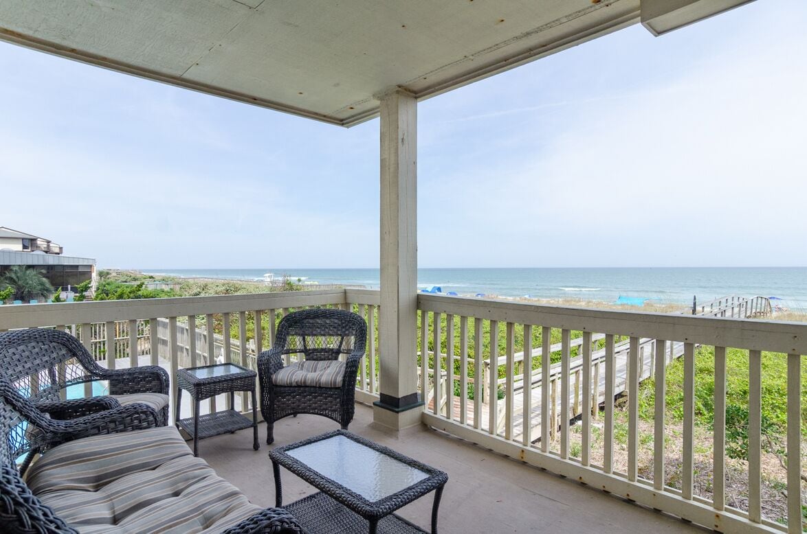 Ocean Front, 1st floor, corner unit w a pool