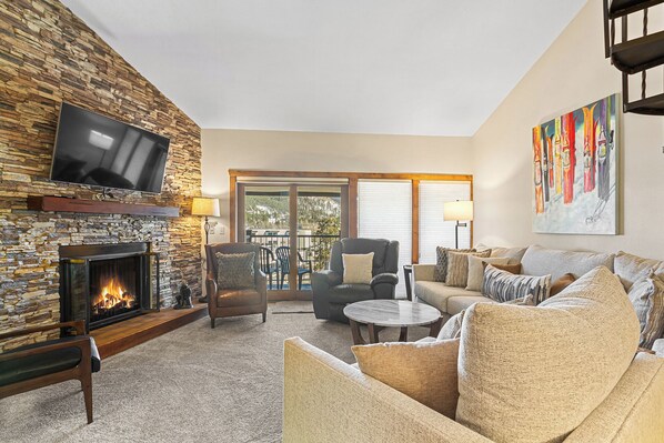 TV, caminetto, lettore DVD