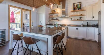 Chalet Trappeur | Luxury Cottage Retreat with Hot Tub | Tremblant Living