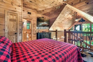 2 bedrooms, Internet, bed sheets - Bear Mountain Chalet in the Woods in Sevierville! (Sevierville)