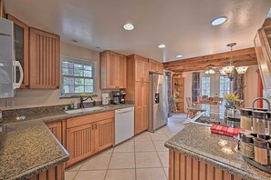 Jääkaappi, mikroaaltouuni, liesi, astianpesukone