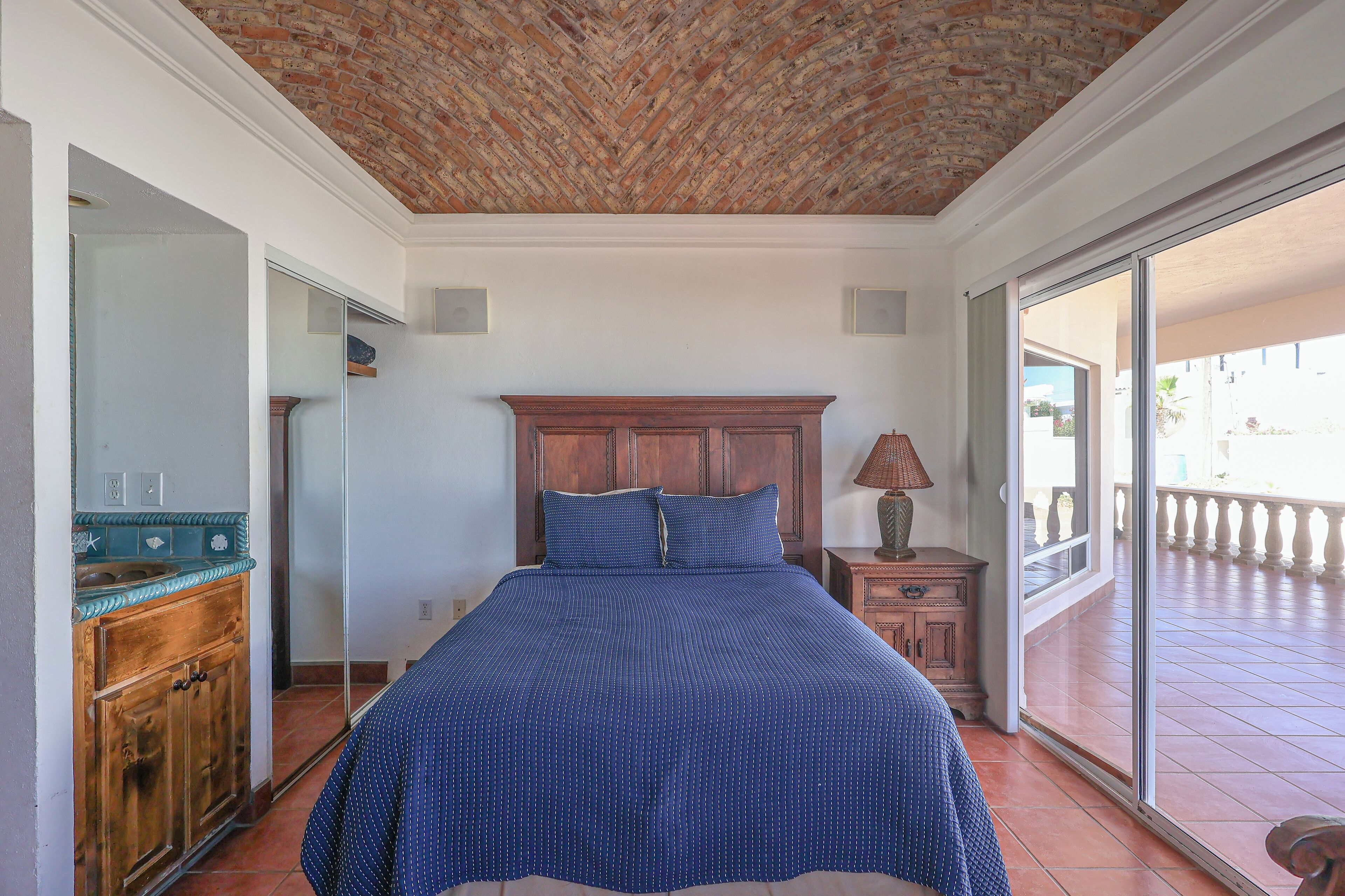 5 bedrooms, WiFi (free), bed sheets