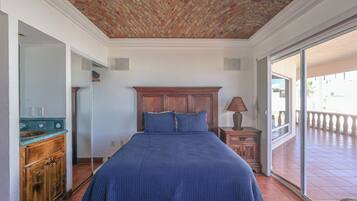 5 bedrooms, WiFi (free), bed sheets