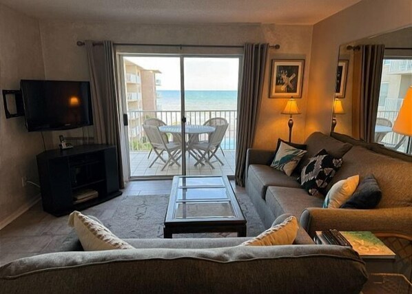 Televisión, reproductor de DVD y libros