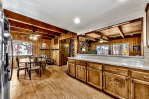 Fridge, microwave, oven, stovetop - Doris' Place at Tahoe (South Lake Tahoe)