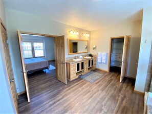 6 bedrooms, iron/ironing board, free WiFi, bed sheets - Greenway Crossing @ Spring Brook Resort (Wisconsin Dells)